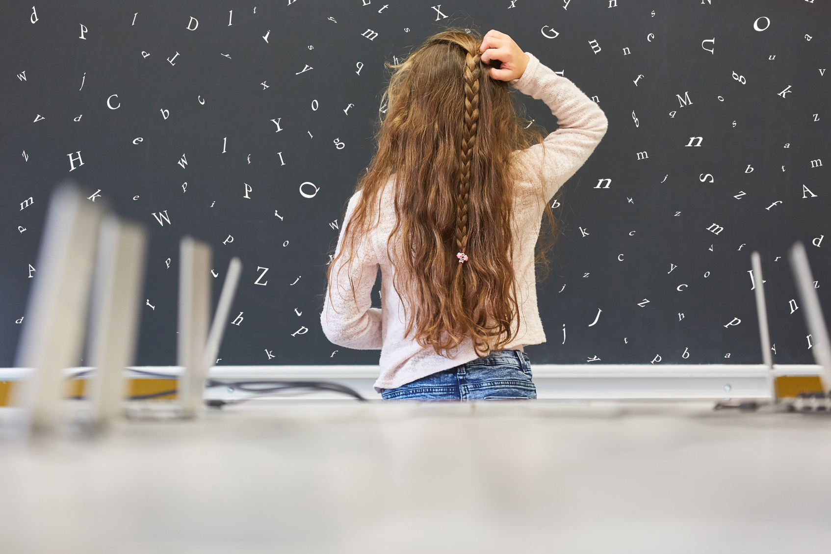 Mädchen Mit Leseschwäche an Tafel in Schule